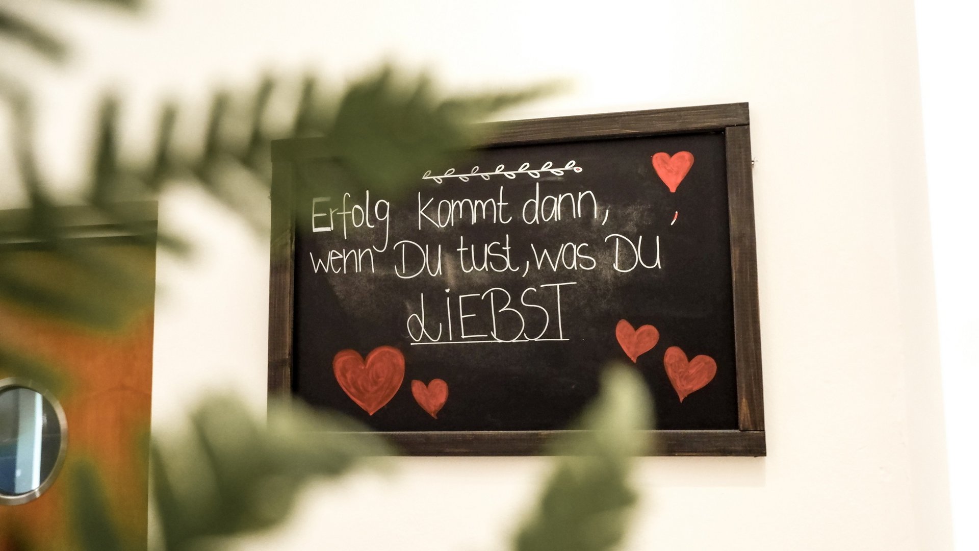 Romantik Hotel Hirschen: Blog Tafel mit Spruch Erfolg kommt, wenn du tust was du liebst und roten Herzen