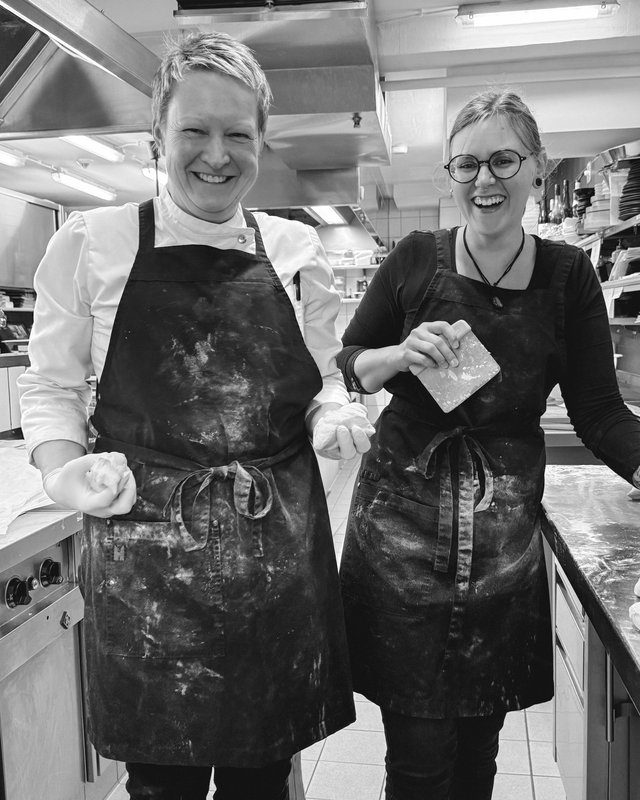 Nachhaltiges Hotel in Bayern mit eigener Manufaktur Two smiling female chefs with flour-covered aprons in a kitchen