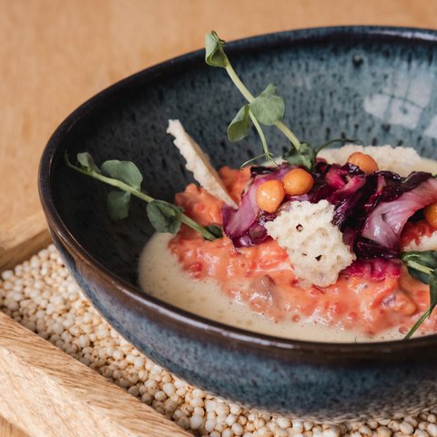 Romantik Hotel Hirschen: Gastgeber & Werte Gourmetgericht mit Creme, Crostini und frischen Kräutern im blauen Teller