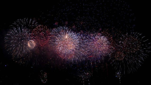 Romantik Hotel Hirschen: Blog Bunte Feuerwerkskörper erleuchten den Nachthimmel über einer Stadt