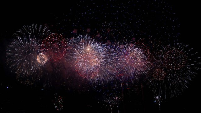 Romantik Hotel Hirschen: Blog Bunte Feuerwerkskörper erleuchten den Nachthimmel über einer Stadt