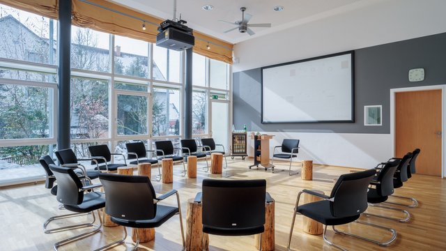 Romantik Hotel Hirschen: Blog Moderner Sitzkreis mit Stühlen und Holzhockern in einem hellen Seminarraum