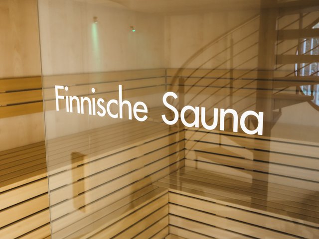Romantik Hotel Hirschen: Bildergalerie Finnische Sauna mit Holzbänken und Spiegelung der Treppe