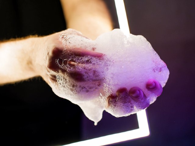 Romantik Hotel Hirschen: Bildergalerie Hände, die mit Seifenschaum bedeckt sind