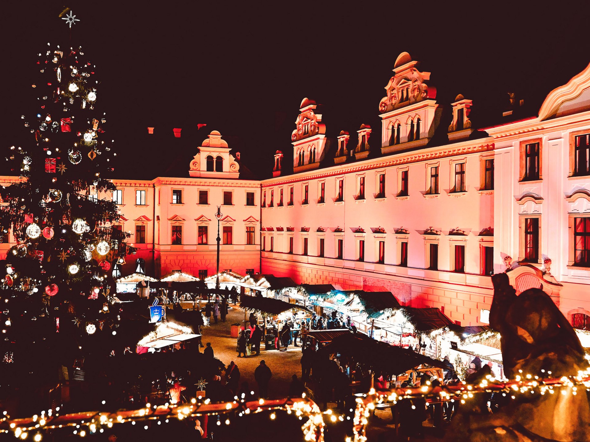 Weihnachtsmärkte Weihnachtsmarkt bei Nacht mit festlich geschmücktem Baum und beleuchteten Marktständen