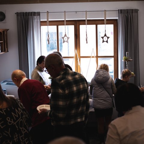 Brunch - das Langschläferfrühstück Menschen bedienen sich an einem Buffet in einem festlichen Raum