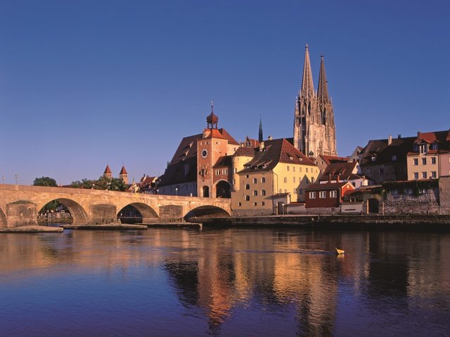 Romantik Hotel Hirschen: Bildergalerie Blick auf Regensburg mit Steinbrücke und Dom bei Sonnenuntergang