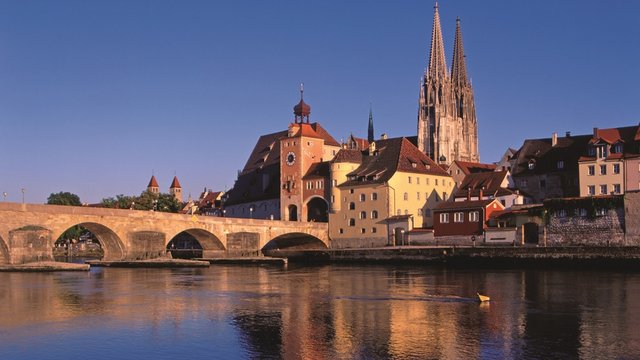 Romantik Hotel Hirschen: Blog Blick auf Regensburg mit Steinbrücke und Dom bei Sonnenuntergang