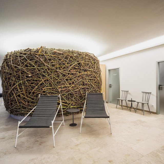 Wellnesshotel in der Oberpfalz: schwitzen & schwimmen Moderne Relax-Lounge mit Stühlen und einem runden Nistkorb aus Zweigen
