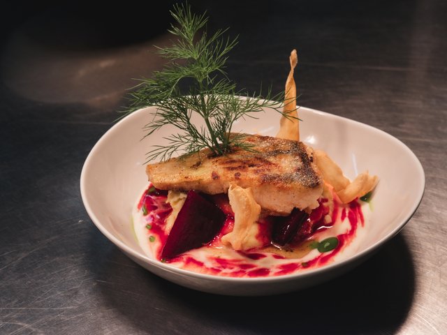 Romantik Hotel Hirschen: Bildergalerie Gebratenes Fischfilet auf cremigem Püree mit Roter Bete und Dill