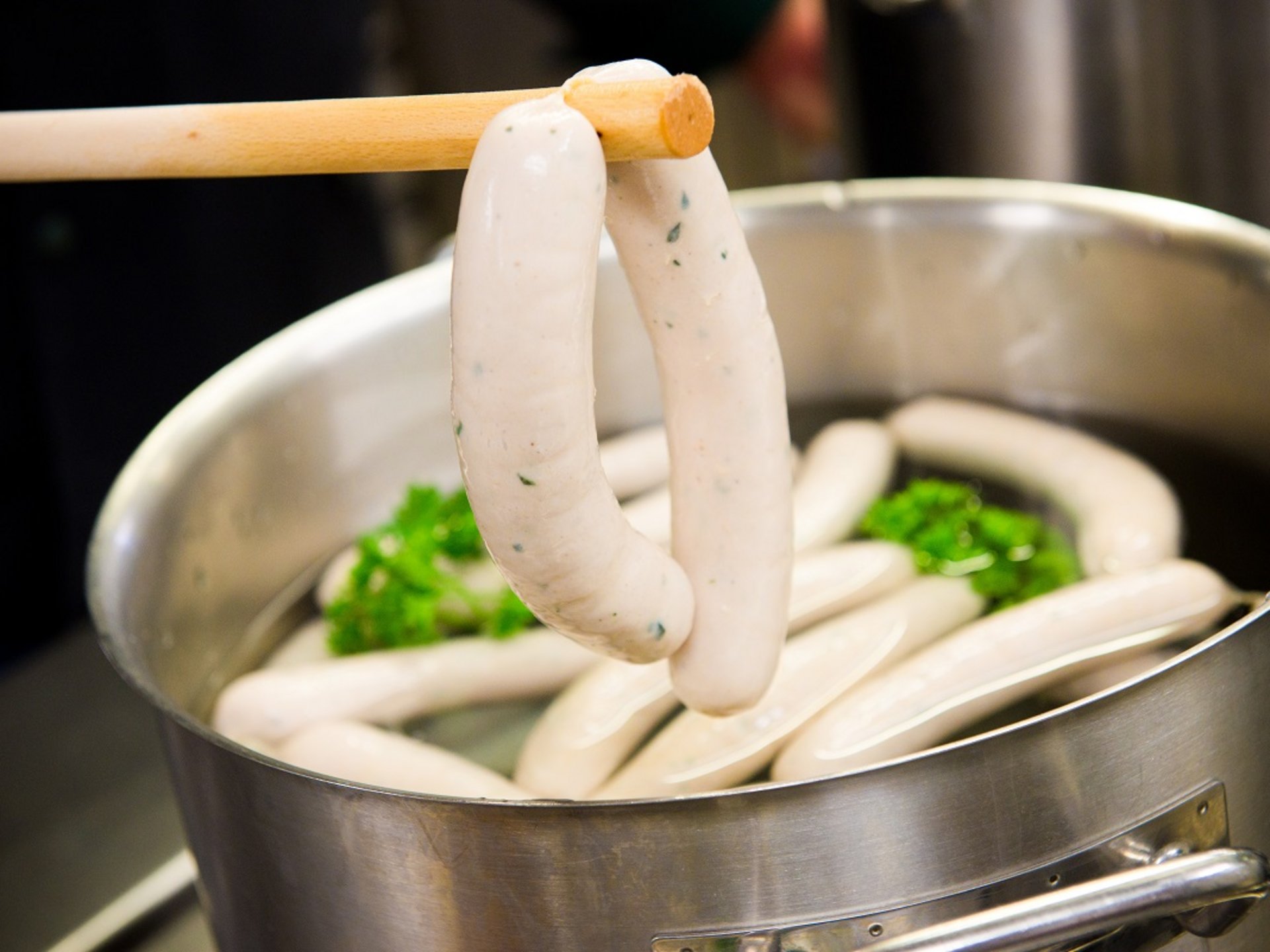 Teambuilding, Firmenevents & Rahmenprogramme Weißwürste werden in einem großen Topf mit Wasser gekocht