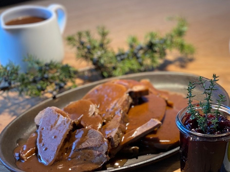 Guesthouse in Parsberg: A salute to great taste Sliced roast with brown gravy and cranberry sauce