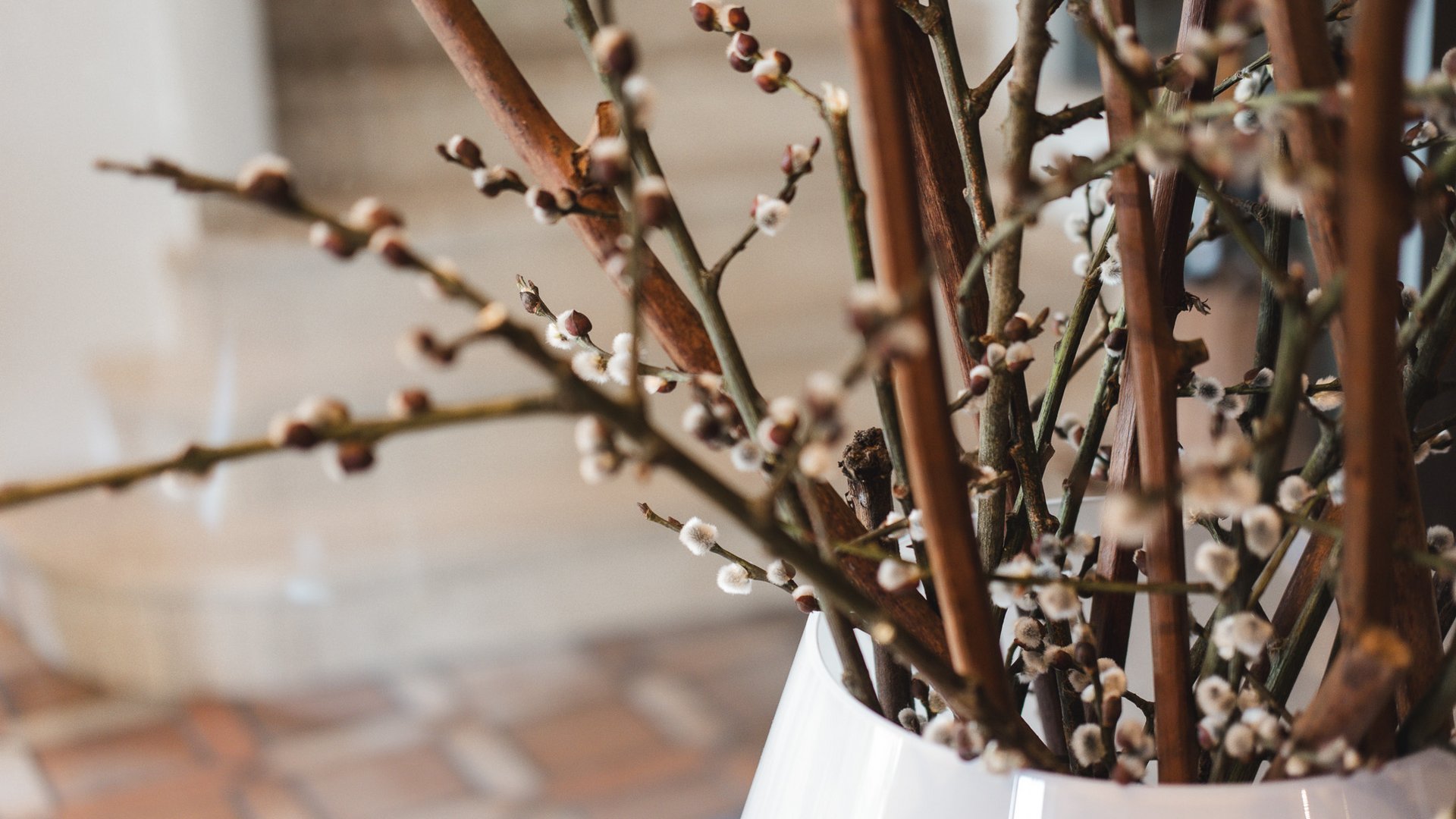 Nachhaltiges Hotel in Bayern mit Hirschenmanufaktur Weißer Blumenstrauß aus Weidenkätzchen in einer Vase