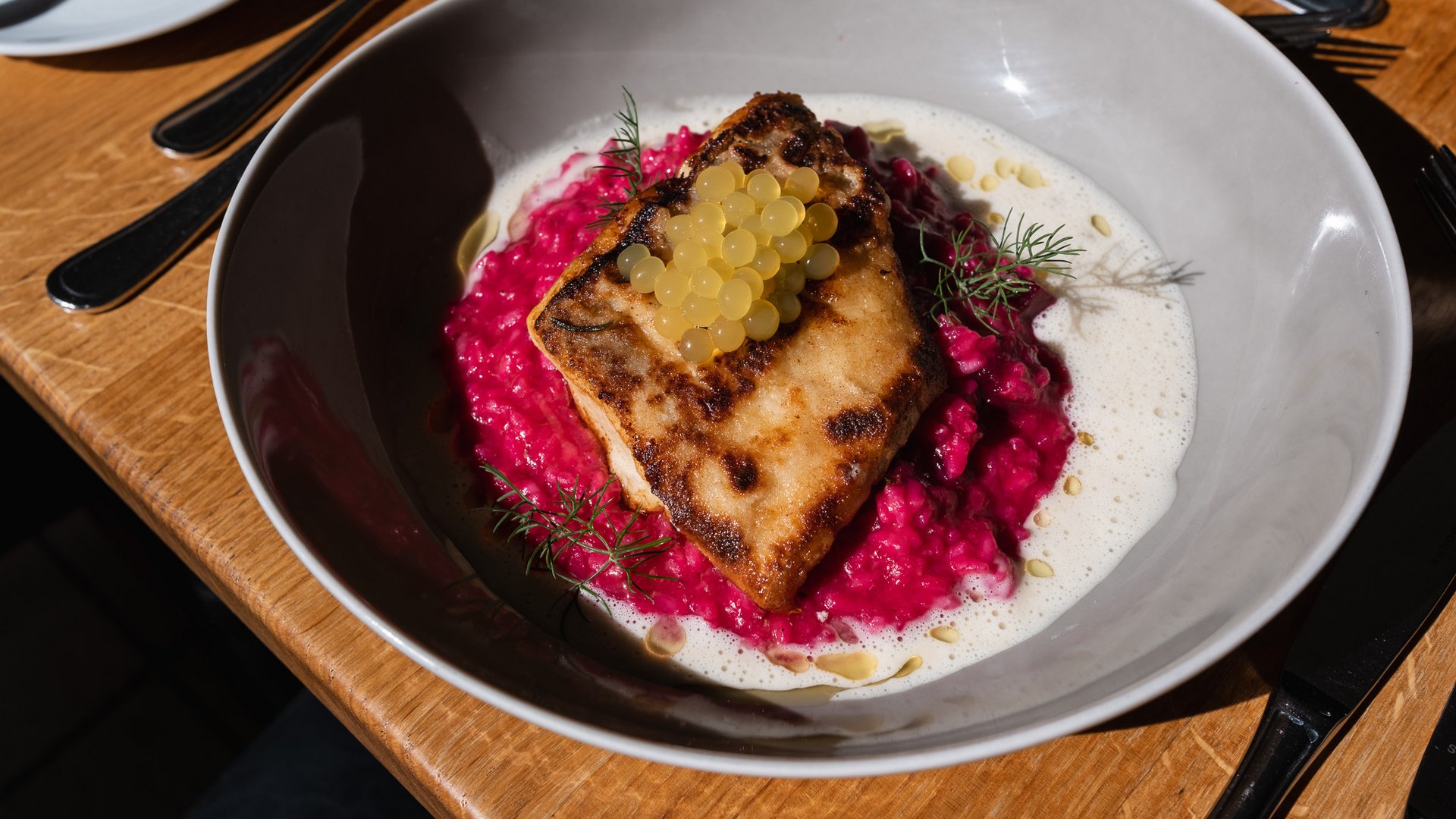 Gasthof & Restaurant in Parsberg mit regionaler Küche Gebratenes Filet auf pinkem Risotto mit gelben Perlen und Kräutern