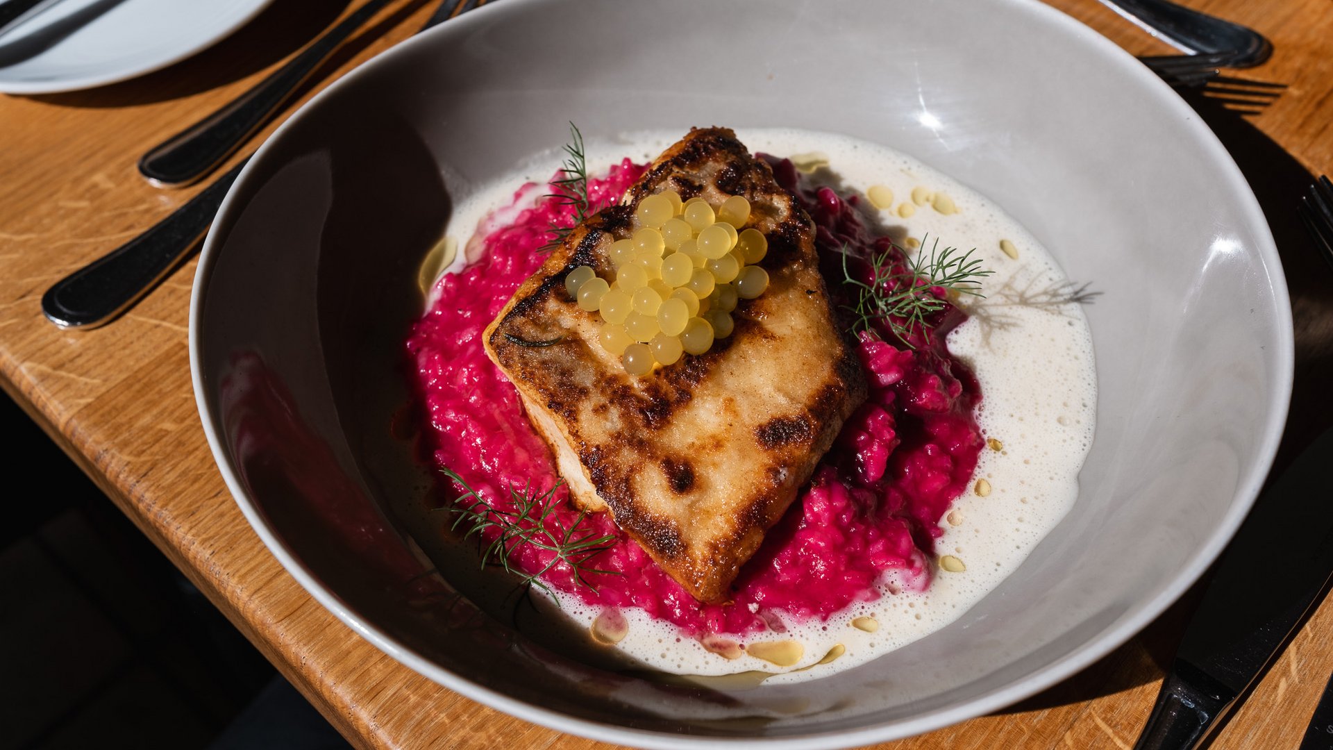 Wellnesshotel Parsberg – Romantik Hotel Hirschen Gebratenes Filet auf pinkem Risotto mit gelben Perlen und Kräutern
