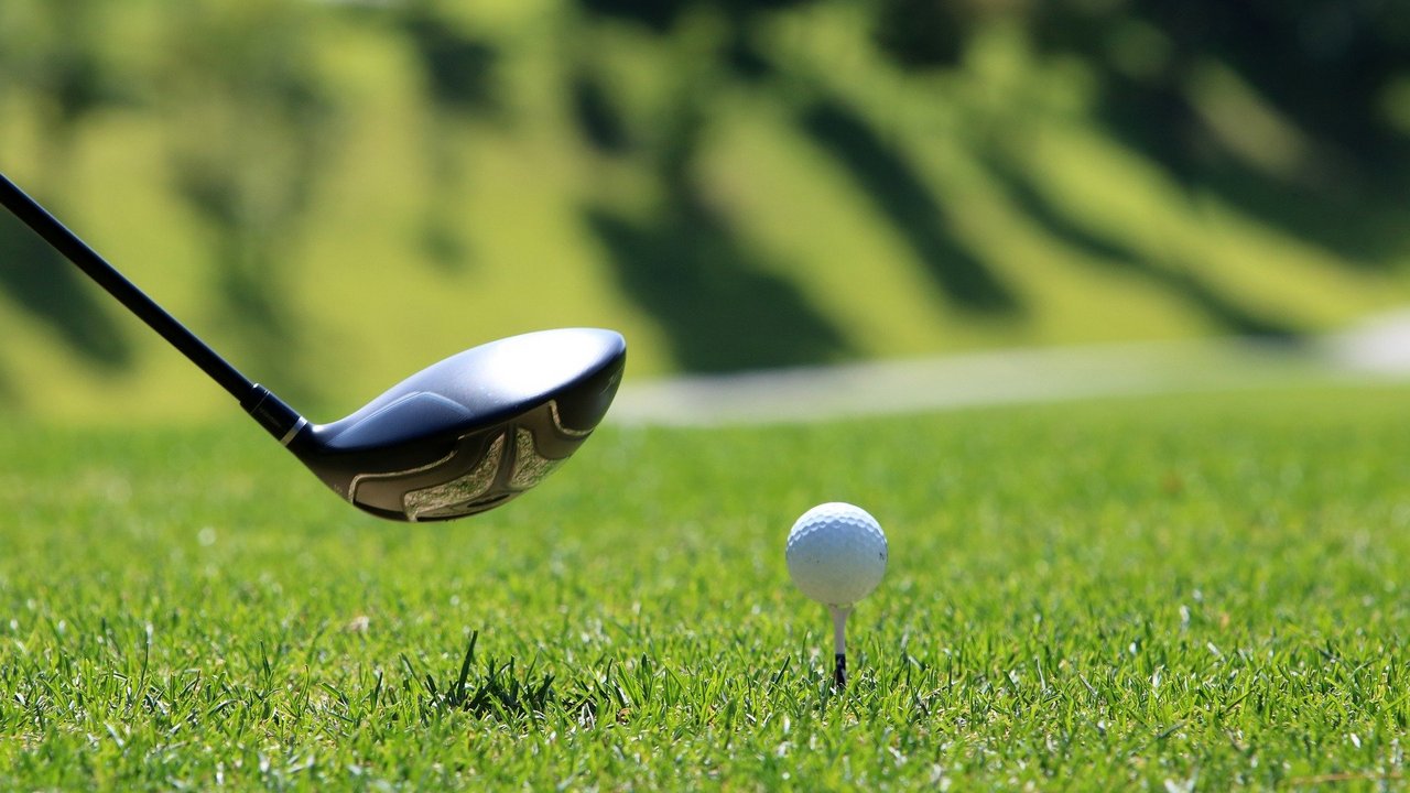 Golfen in der Oberpfalz Golfball auf Tee mit Golfschläger auf grünem Golfplatz
