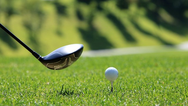Hotels in Regensburg und Umgebung: kultur-trächtig! Golfball auf Tee mit Golfschläger auf grünem Golfplatz