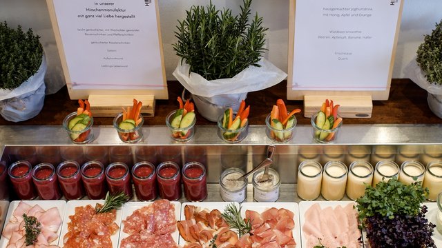 Romantik Hotel Hirschen: Blog Verschiedene Wurstsorten, Gemüse und Getränke auf Buffet mit Kräutern