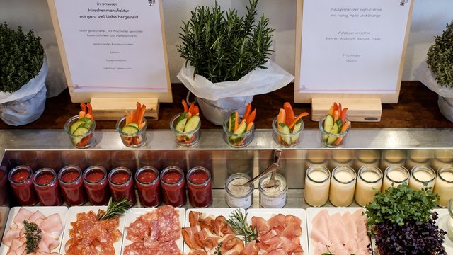Romantik Hotel Hirschen: Blog Verschiedene Wurstsorten, Gemüse und Getränke auf Buffet mit Kräutern