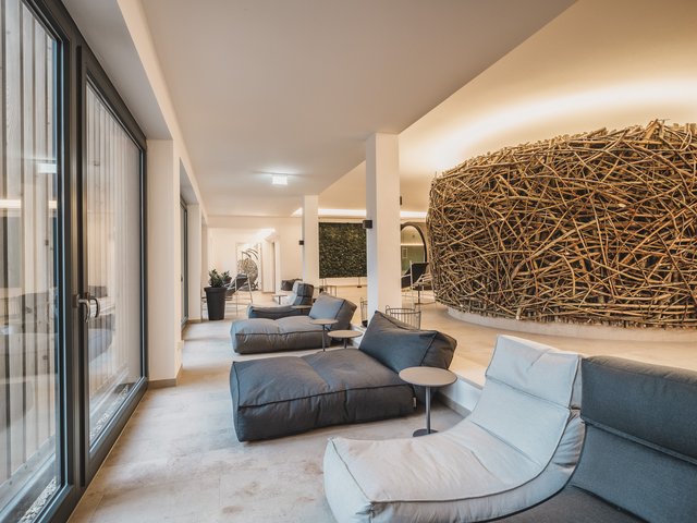 Romantik Hotel Hirschen: Bildergalerie Moderner Ruheraum mit Sesseln und einem großen, runden Dekor aus Zweigen