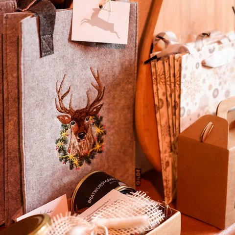 Eco-friendly hotel in Germany with Hirschenmanufaktur Gift packaging with deer motif and Christmas details
