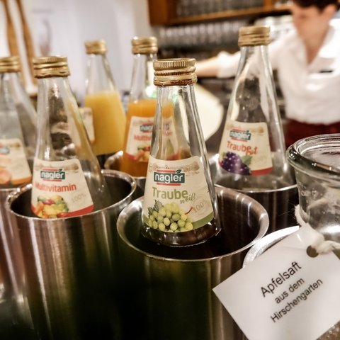 Romantik Hotel Hirschen: Frühstück Mehrere Saftflaschen in Metallbehältern in einem Restaurant