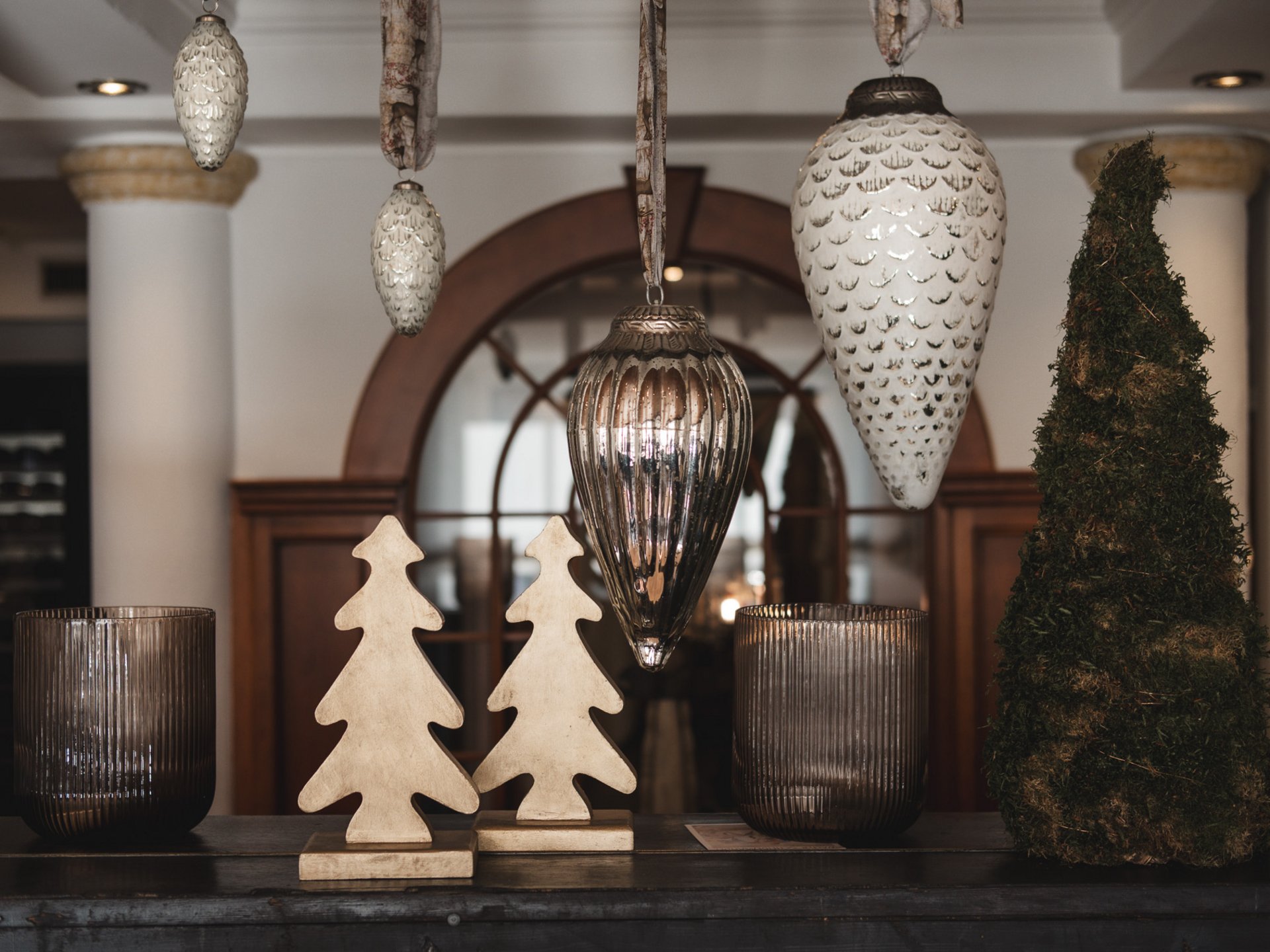 Christmas parties and Christmas dinners in the Upper Palatinate Christmas decorations with hanging ornaments and small tree figures on a counter