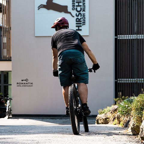 Romantik Hotel Hirschen: Gastgeber & Werte Fahrradfahrer vor Romantik Hotel Hirschen Parsberg