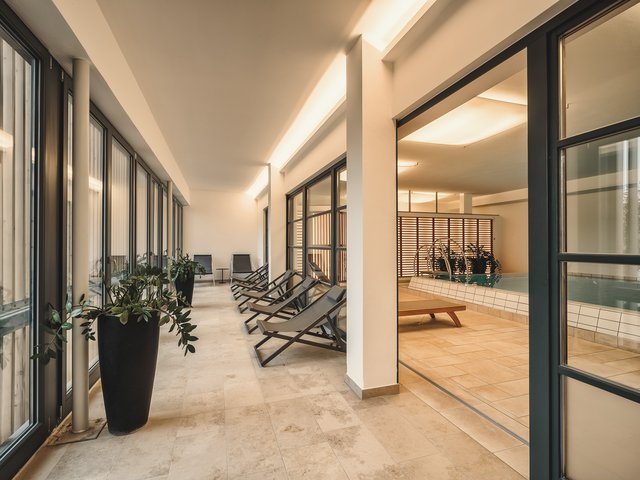 Romantik Hotel Hirschen: Bildergalerie Moderner Ruheraum mit Liegestühlen neben einem kleinen Hallenbad