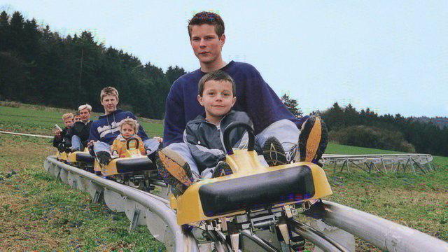 Romantik Hotel Hirschen: Blog Mehrere Personen fahren mit einem Sommerrodel auf einer Bergbahn im Freien