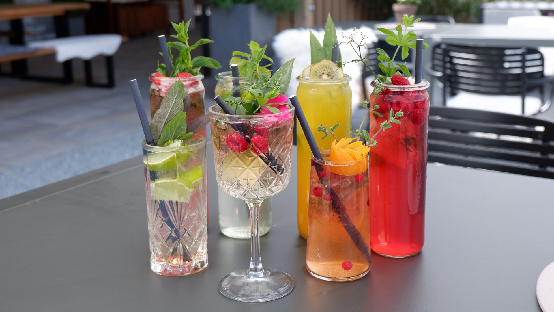 Beer garden in Parsberg: HirschenBlobb Colorful cocktails with fruits and herbs on an outdoor table