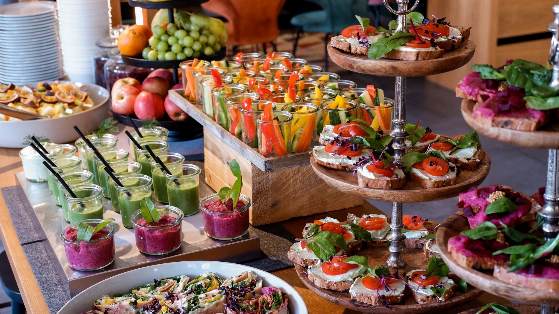 Leistungen und Preise für Tagungen und Konferenzen Vielfältiges Buffet mit Gemüsesticks, Dips, Obst und belegten Broten