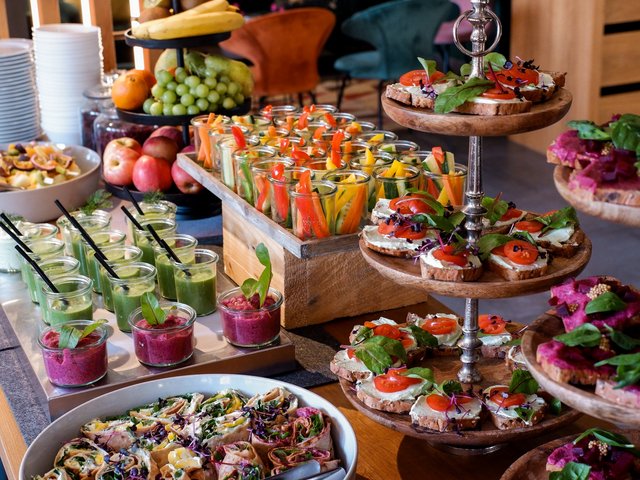 Romantik Hotel Hirschen: Bildergalerie Vielfältiges Buffet mit Gemüsesticks, Dips, Obst und belegten Broten