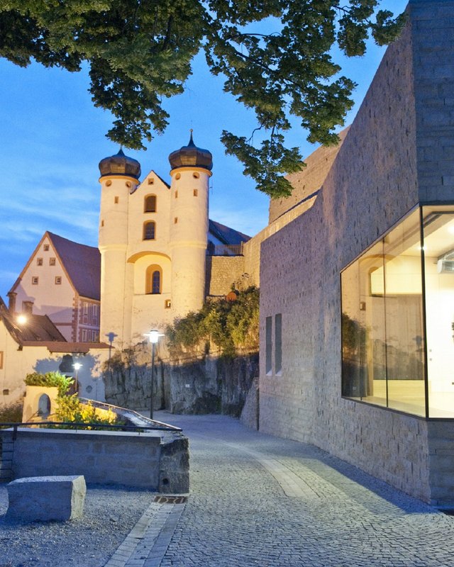 Hiking in Upper Palatinate: Active in nature Historic castle complex at dusk with illuminated buildings