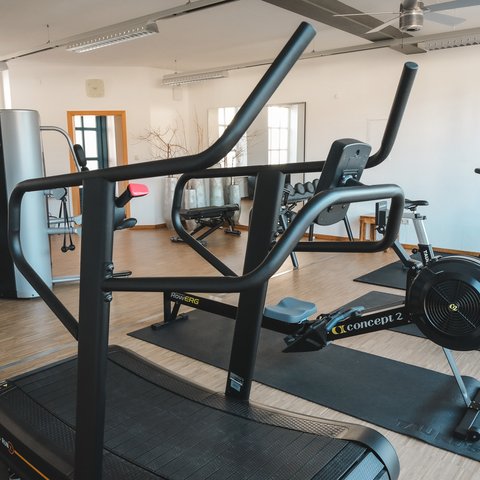 Fitnessraum Modern gym equipment in a bright room with wooden flooring