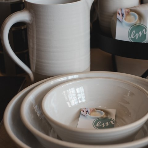 Nachhaltiges Hotel in Bayern mit Hirschenmanufaktur Verschiedene weiße Keramikgeschirre auf einem Tisch stapeln