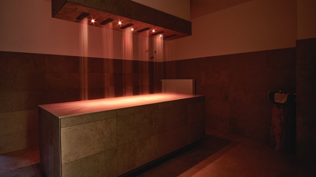 Wandern in der Oberpfalz: Aktiv in der Natur Wellnessraum mit beleuchtetem Wasserstrahl über rechteckigem Becken