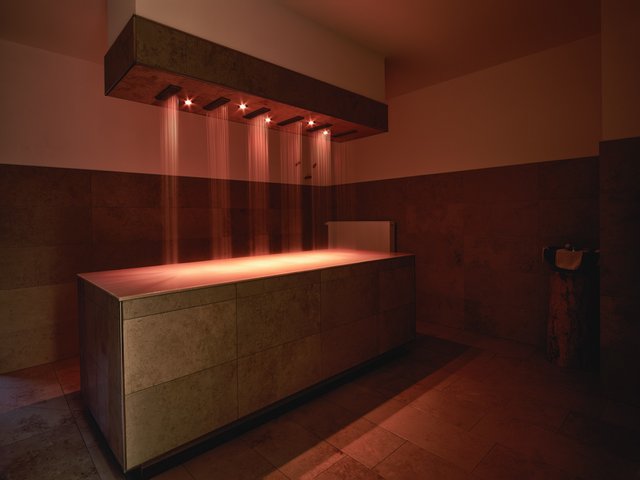 Romantik Hotel Hirschen: Bildergalerie Wellnessraum mit beleuchtetem Wasserstrahl über rechteckigem Becken