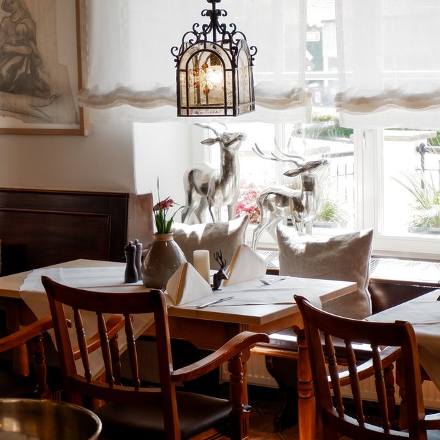 Hotel Oberpfalz: Urlaubsluft schnuppern! Gemütliches Restaurant mit Holzmöbeln, Fensterdeko und gedeckten Tischen