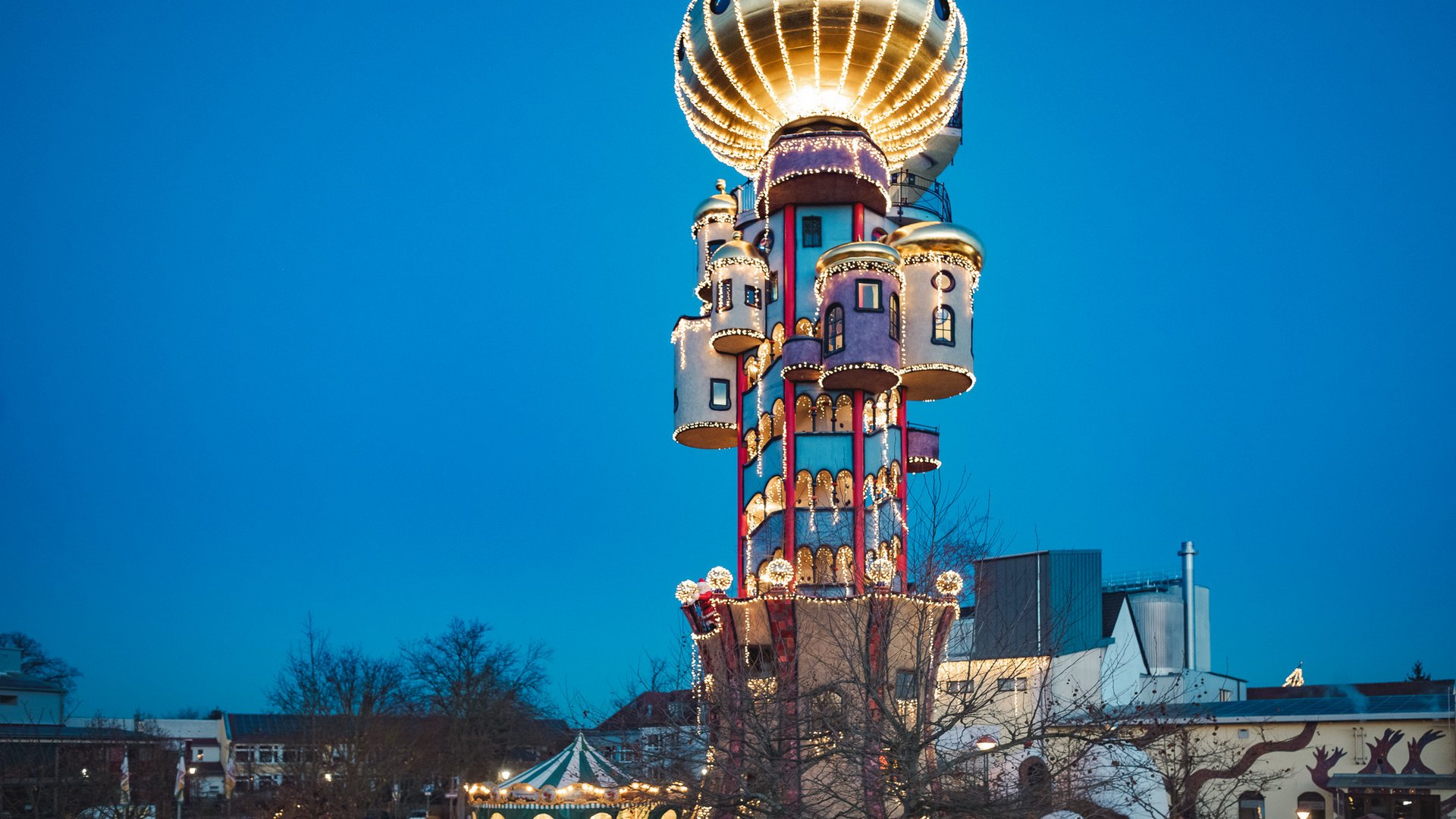 Weihnachtsmärkte Beleuchteter, märchenhafter Turm über einem Markt bei Nacht