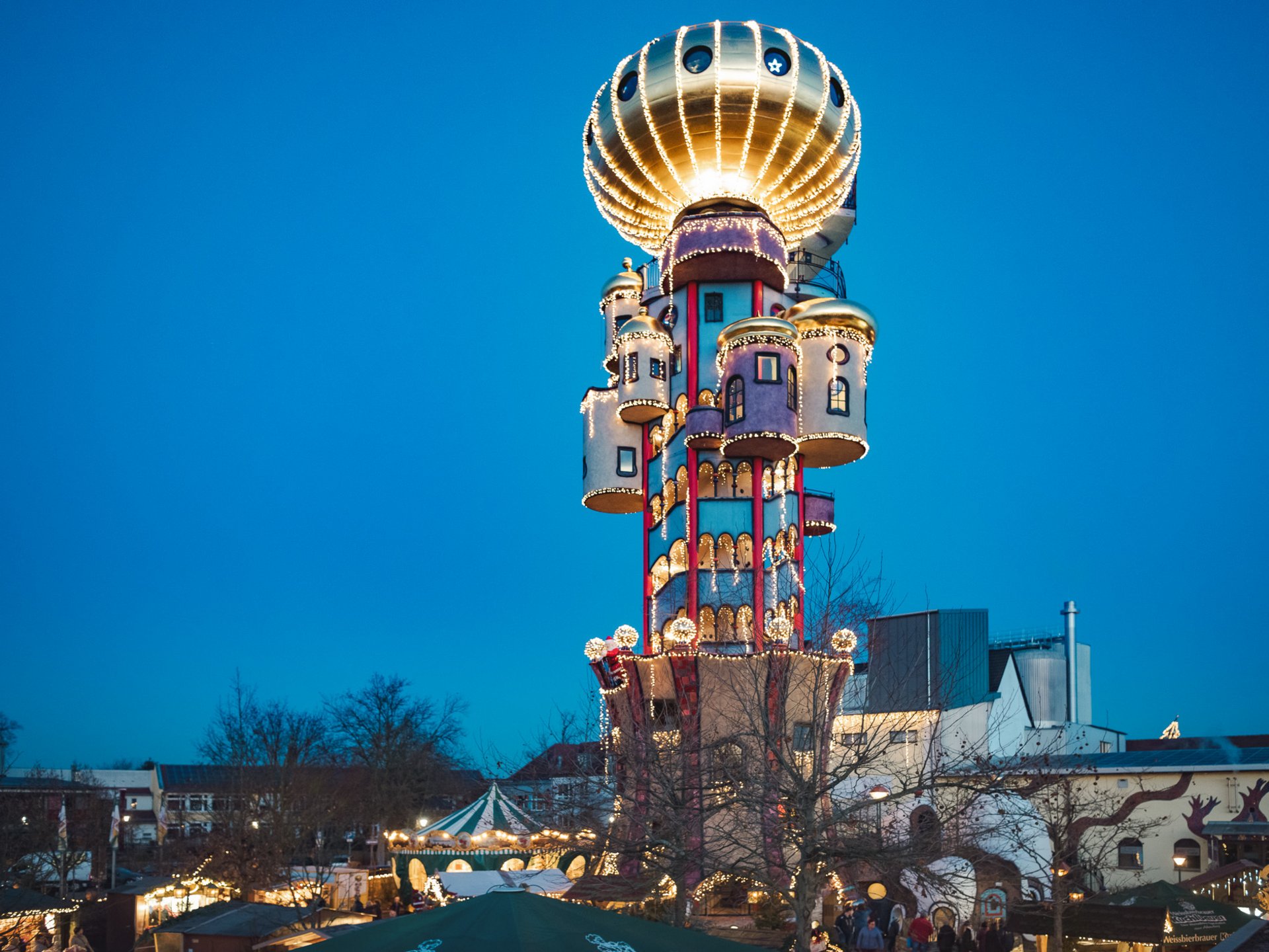 Weihnachtsmärkte Beleuchteter, märchenhafter Turm über einem Markt bei Nacht