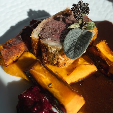Fine Dining & Gourmet Cuisine in the Upper Palatinate Sliced roast meat with orange vegetables, dark sauce and herbs