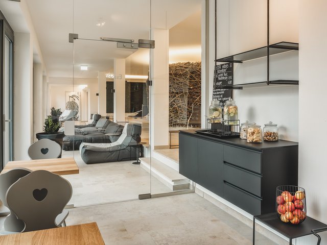 Romantik Hotel Hirschen: Bildergalerie Moderner Aufenthaltsraum mit Sitzgelegenheiten und Erfrischungen