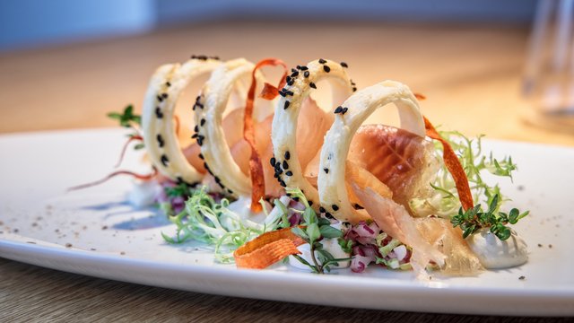 Romantik Hotel Hirschen: Blog Kunstvoll angerichtete Gourmet-Vorspeise mit Blätterteigringen und Kräutern