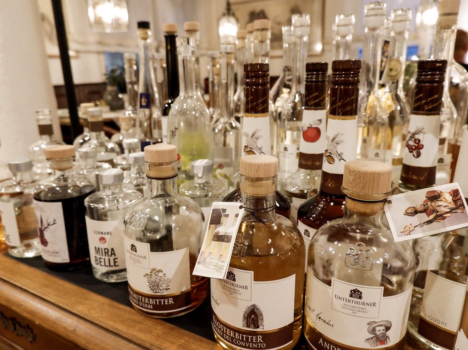 Nachhaltige Hotels in Deutschland gesucht? Verschiedene Flaschen mit Likör und Spirituosen auf einem Tisch