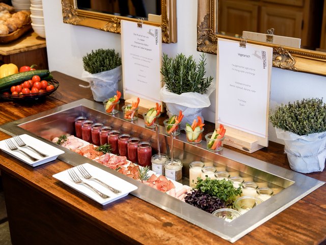 Romantik Hotel Hirschen: Bildergalerie Buffet mit Wurst, Aufstrichen, Gemüsesticks und Kräutern auf Holztisch