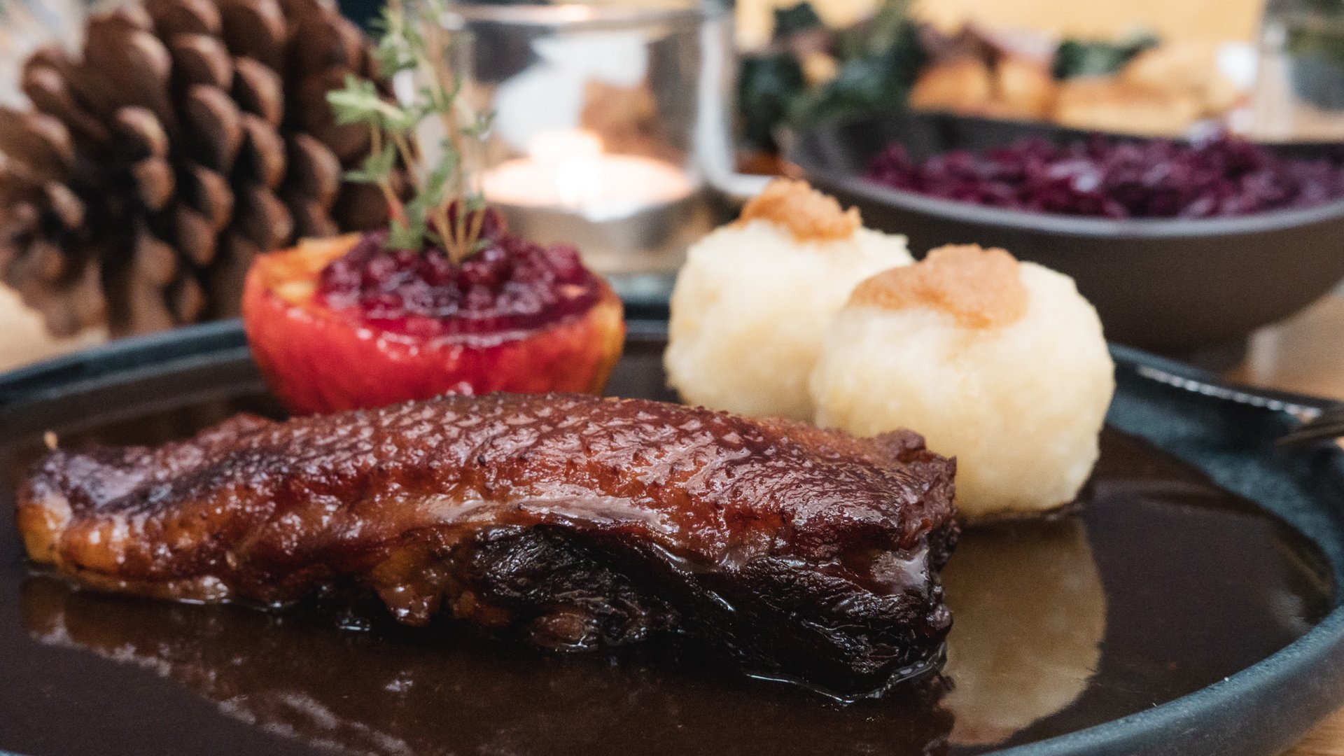 Gasthof Parsberg: Ein Gruß an den guten Geschmack Gans mit Dunkelsoße, Semmelknödeln und Apfel mit Rotkohl