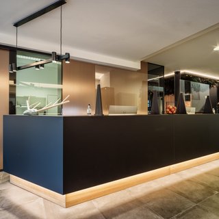 Romantik Hotel in Upper Palatinate: Come back soon! Modern reception desk with glass protective screen and decorations in an office