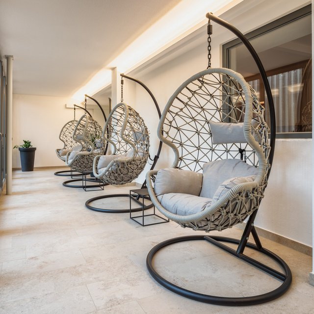 Romantik Hotel in Upper Palatinate: Come back soon! Four hanging wicker chairs with cushions in a modern, bright room