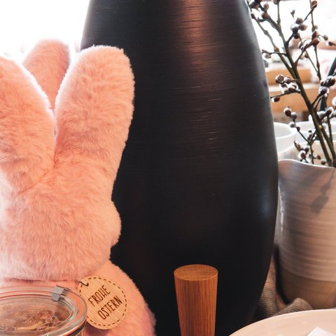 Nachhaltiges Hotel in Bayern mit Hirschenmanufaktur Rosa kuscheliger Osterhase und Dekorationsartikel auf einem Tisch